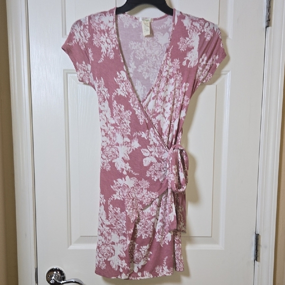 LA GYSPY M Casual Floral Wrap Mini Dress in Mauve Soft Beachy Sexy Feminine Flex - Picture 9 of 11